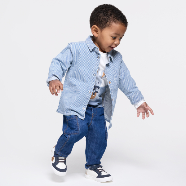 قميص فوقي مخطط باللون الأزرق للأولاد الصغار